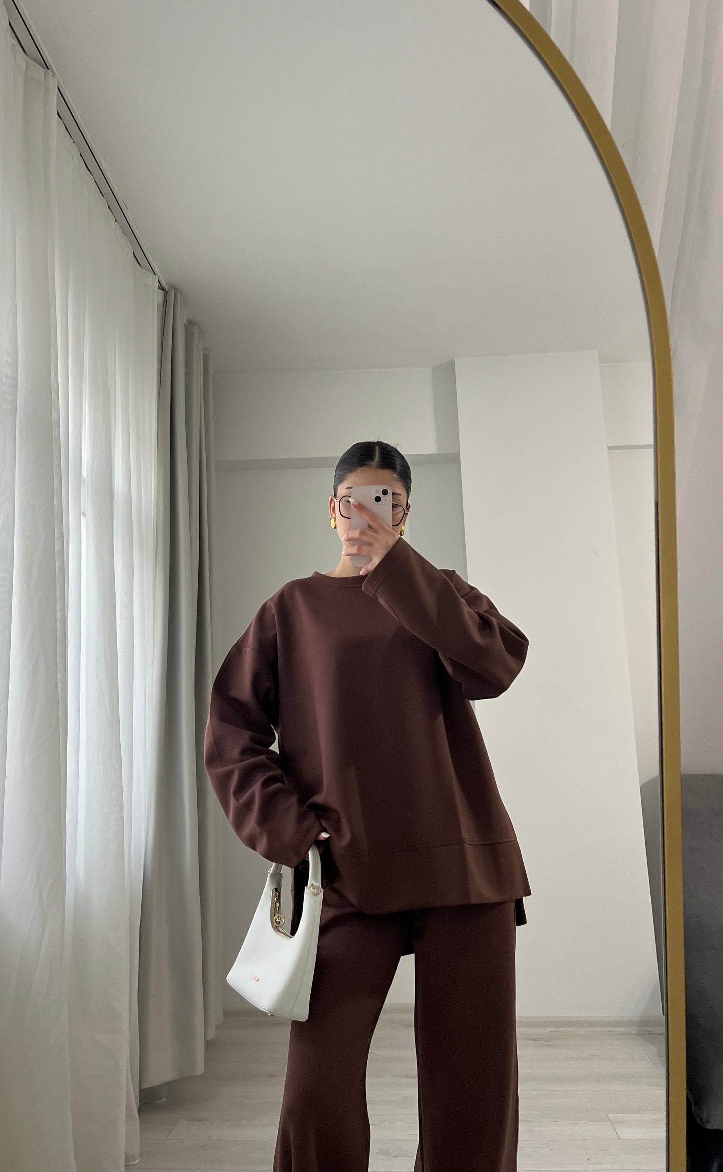 Oversized blouse with side slit, wide-leg trousers with side stripe.