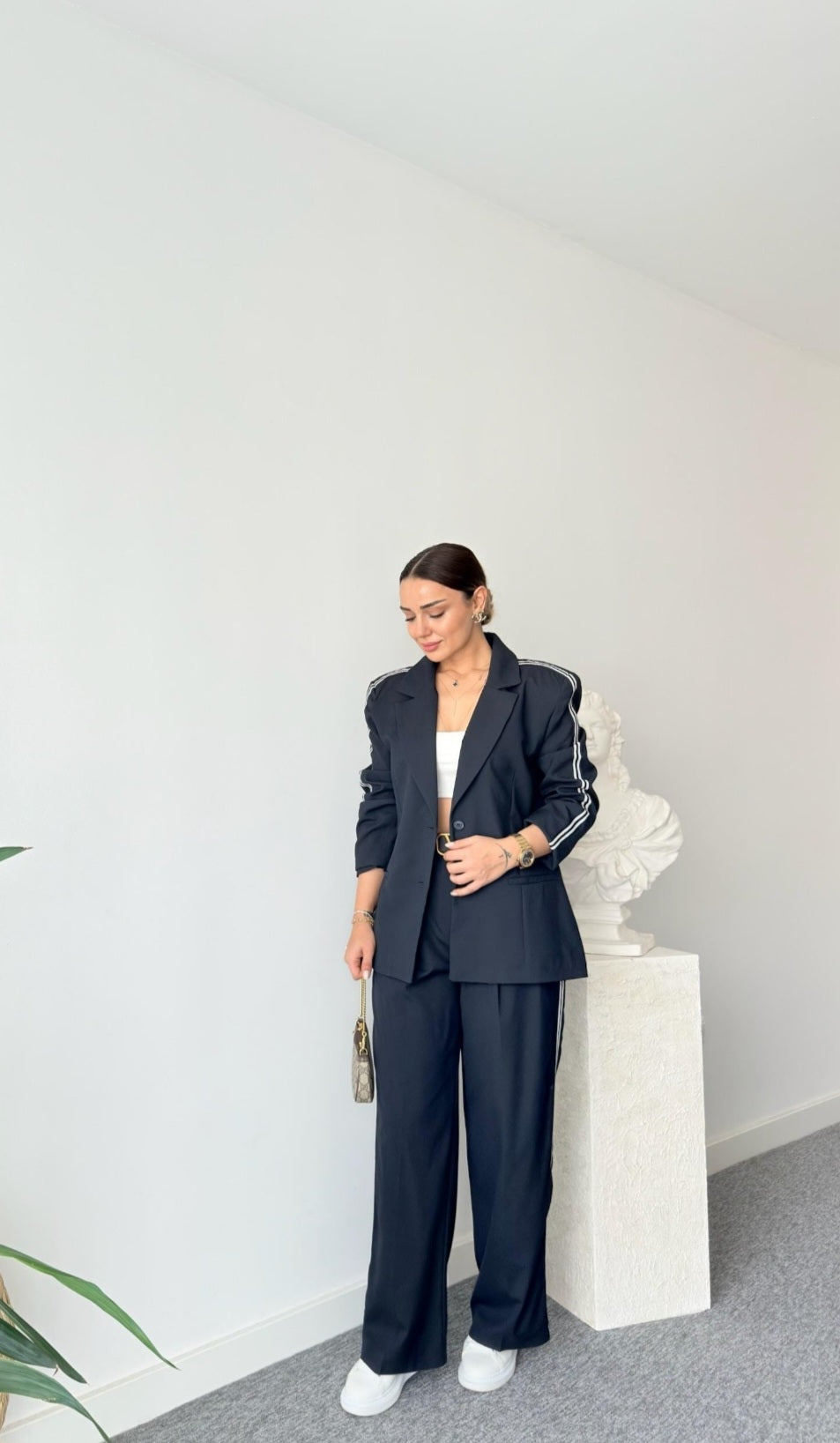 oversize suit with line details