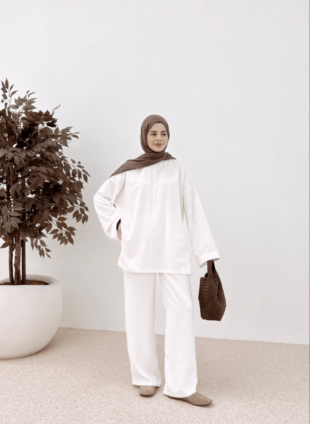 Belted Wide sleeve sweatshirt with side slit (ultra white )