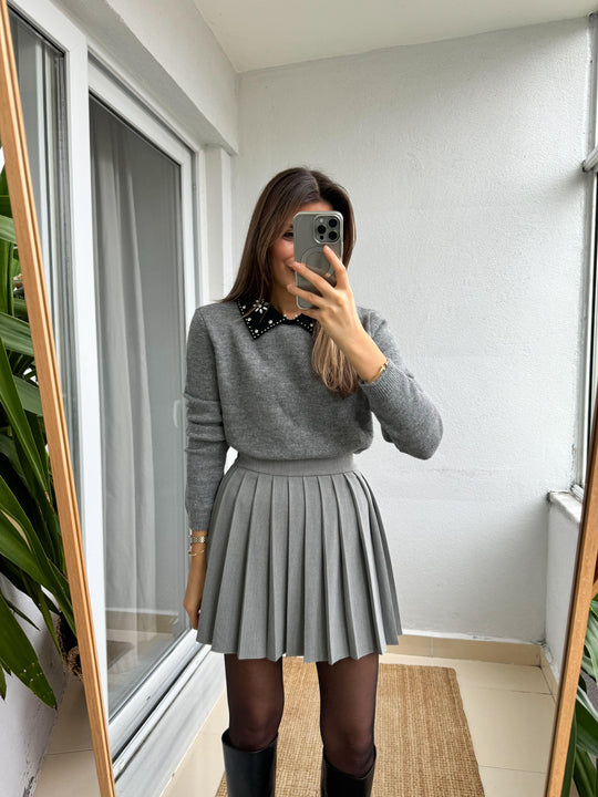 Knitted blouse with studded collar