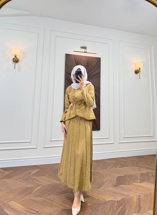 Arna Brooch Detail Pleated Skirt Set Mustard