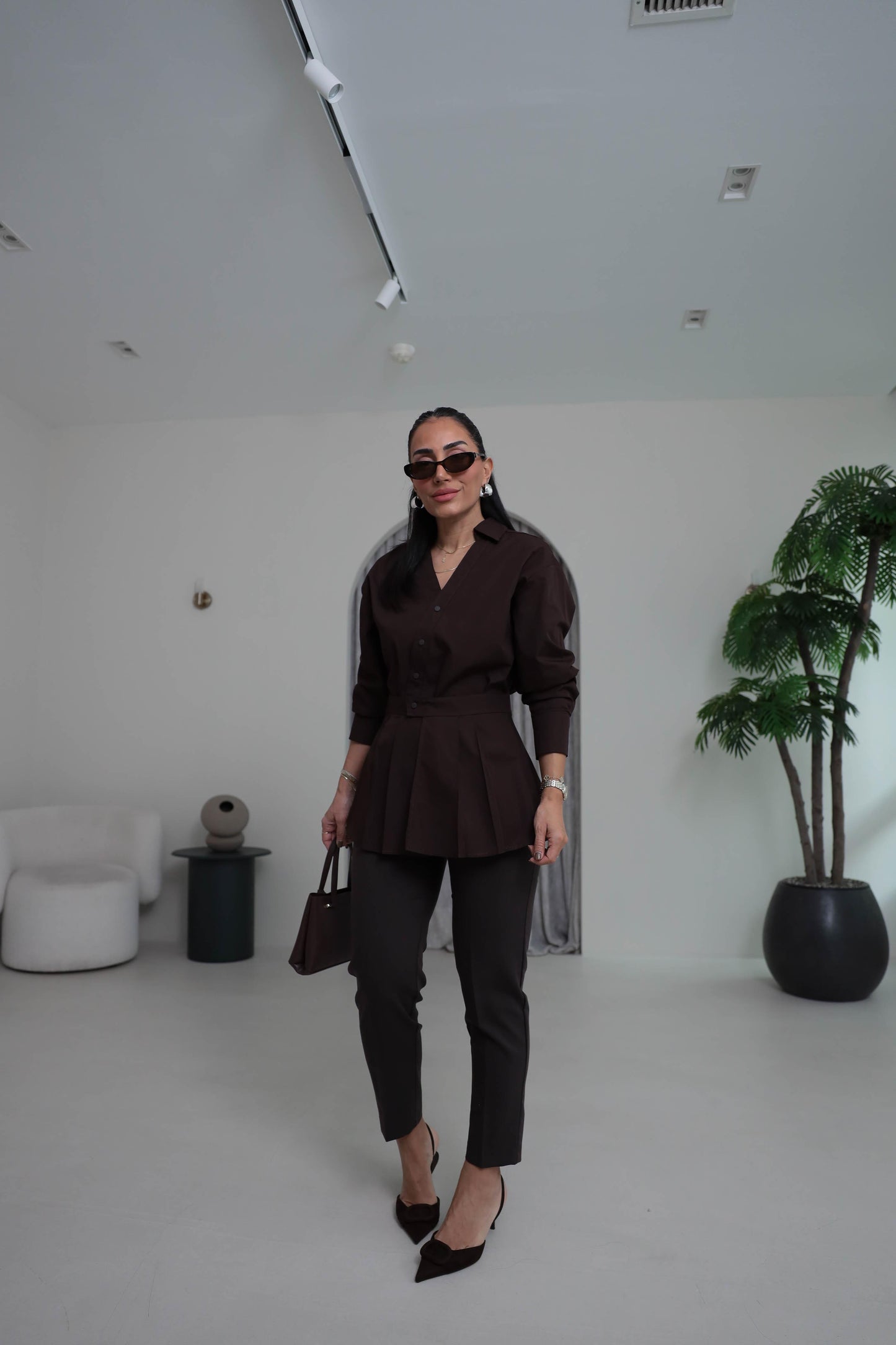 Two-piece shirt (wrappable like a skirt) in white poplin fabric with an elegant design