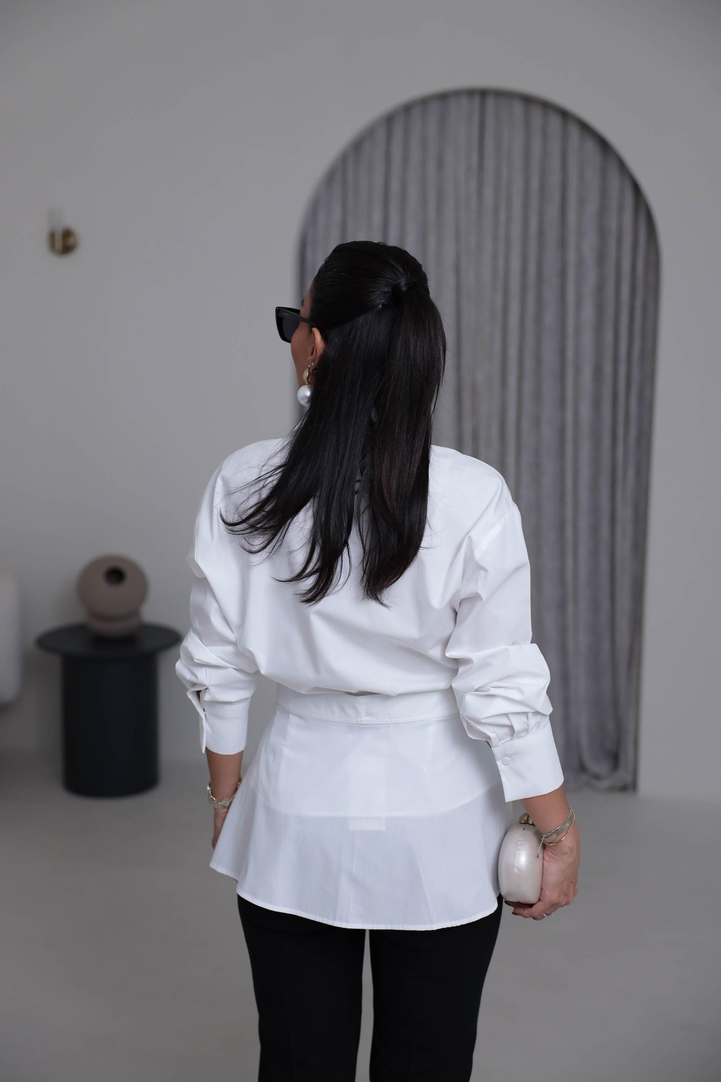 Two-piece shirt (wrappable like a skirt) in white poplin fabric with an elegant design