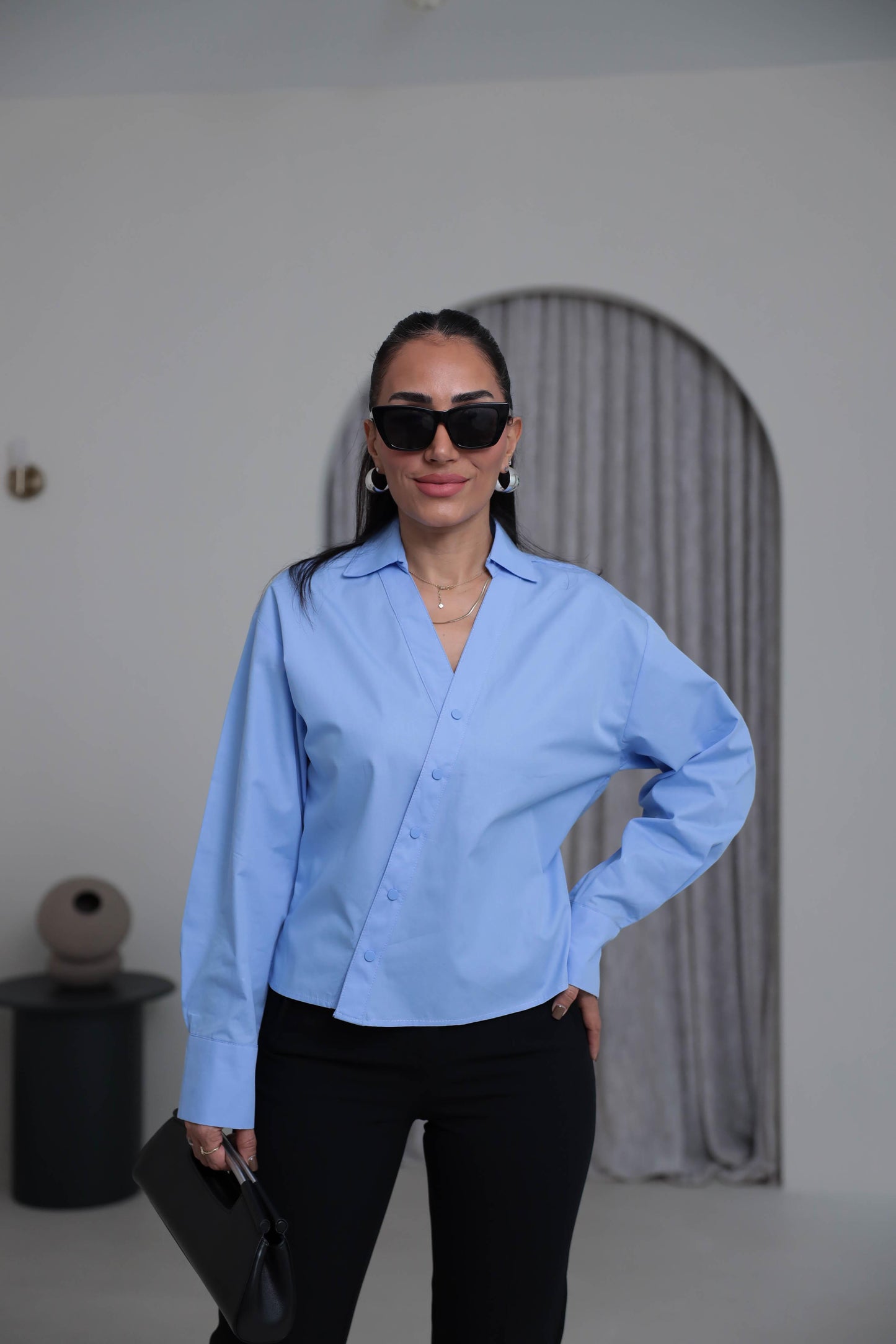 Two-piece shirt (wrappable like a skirt) in white poplin fabric with an elegant design