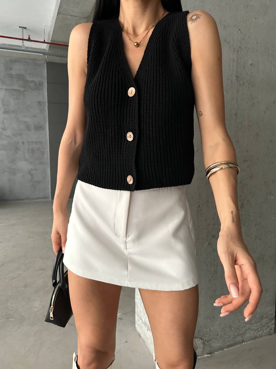 Sleeveless knit