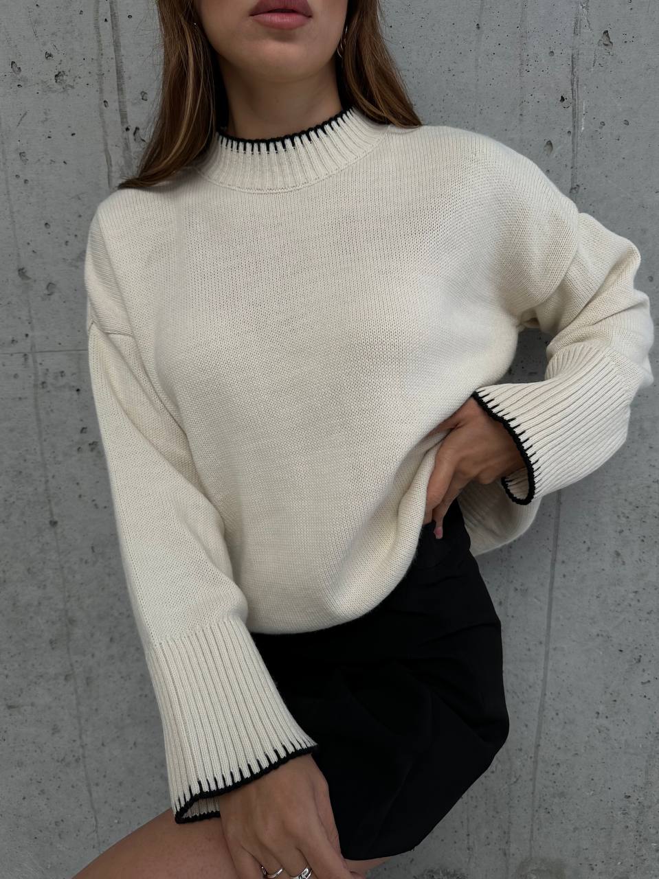 Knitted blouse with stitching details