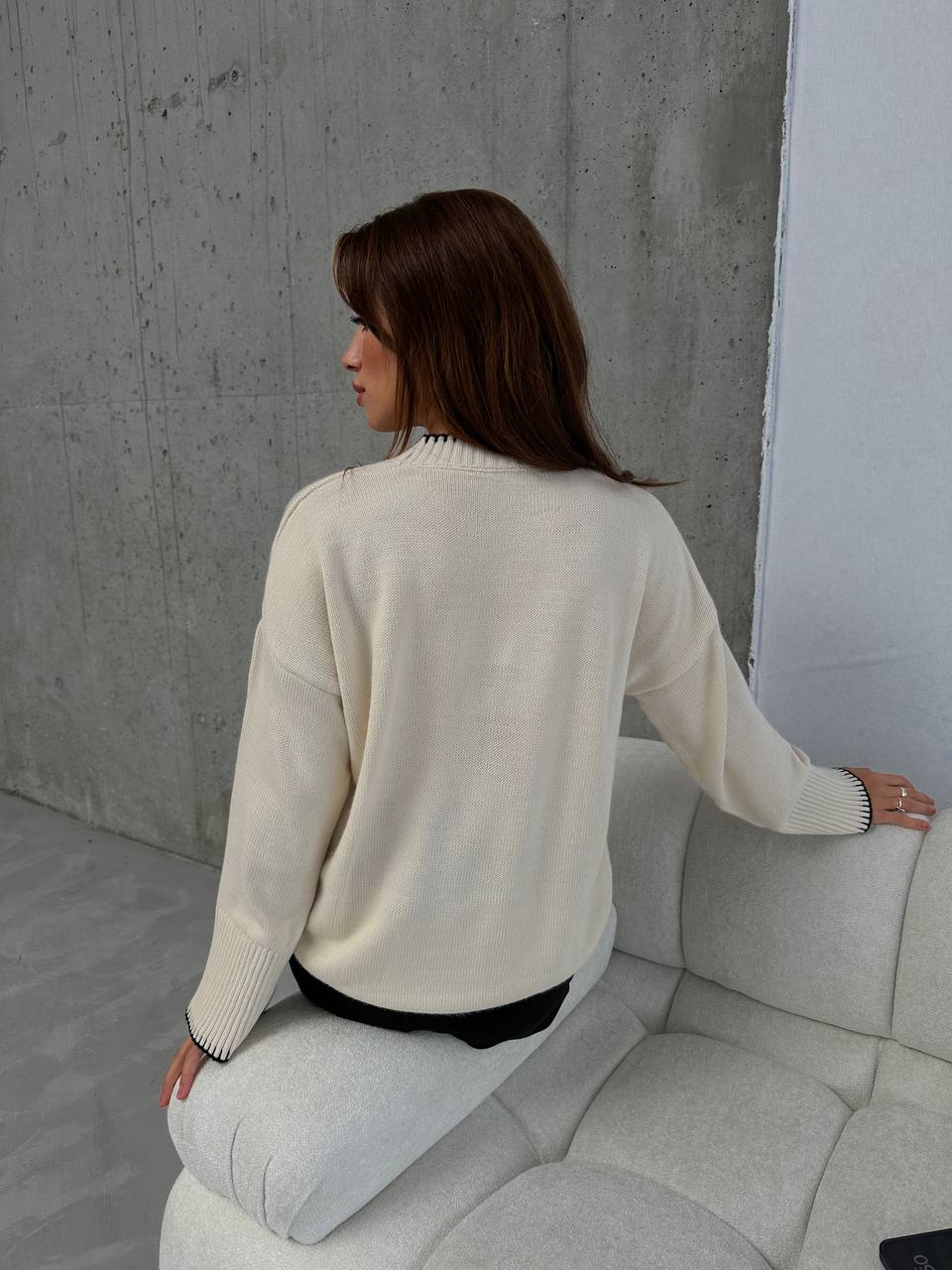 Knitted blouse with stitching details