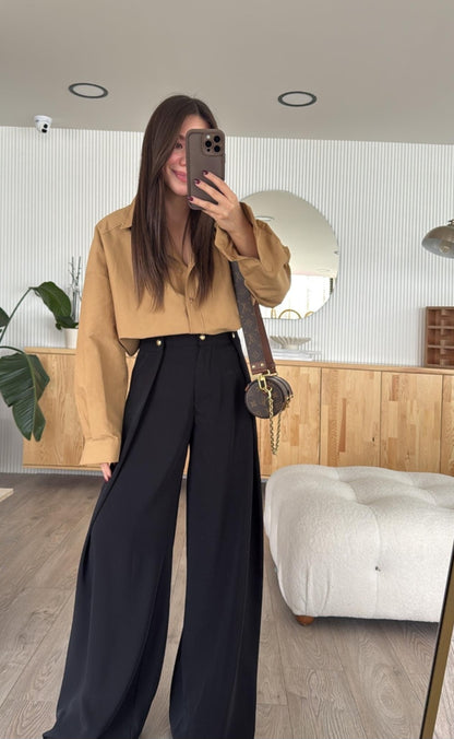 Pleated pants with gold buttons