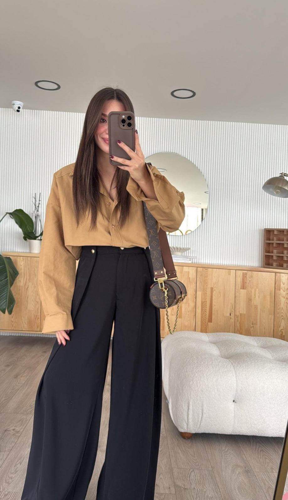 Pleated pants with gold buttons