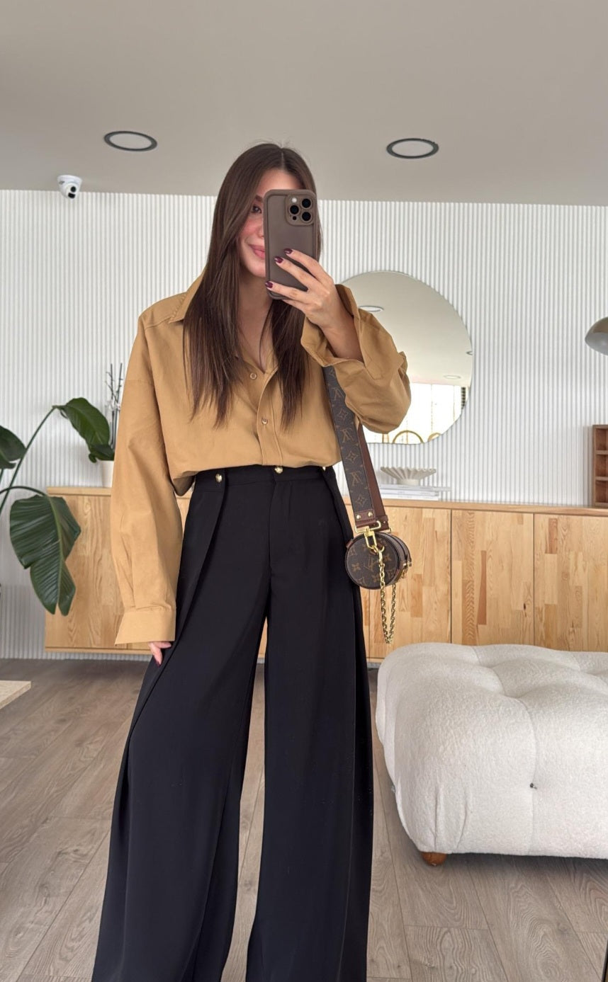 Pleated pants with gold buttons