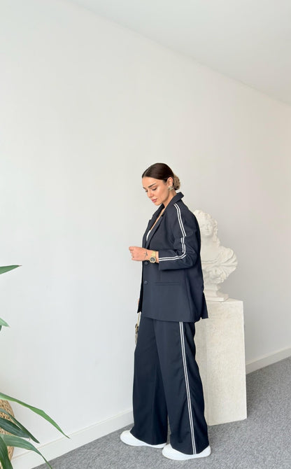 oversize suit with line details