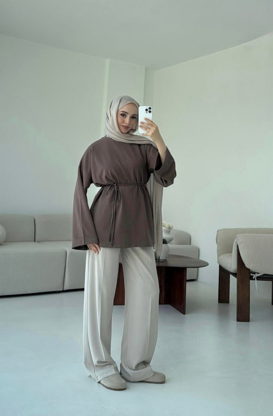 Belted Wide sleeve sweatshirt with side slit (brwon)
