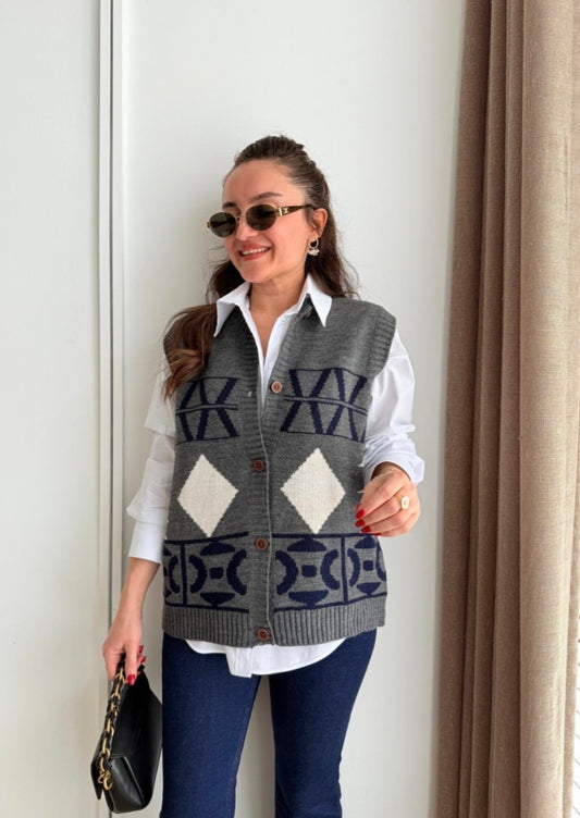 Sleeveless knitted with buttons (without shirt)