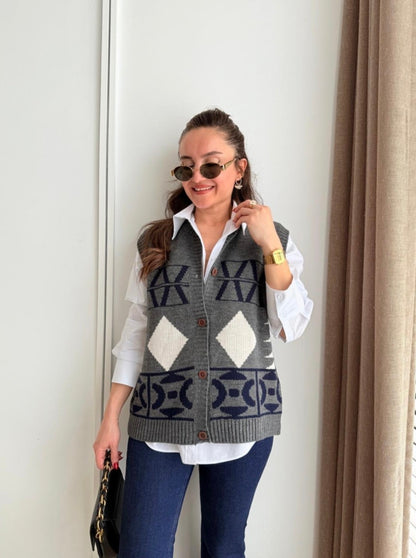 Sleeveless knitted with buttons (without shirt)