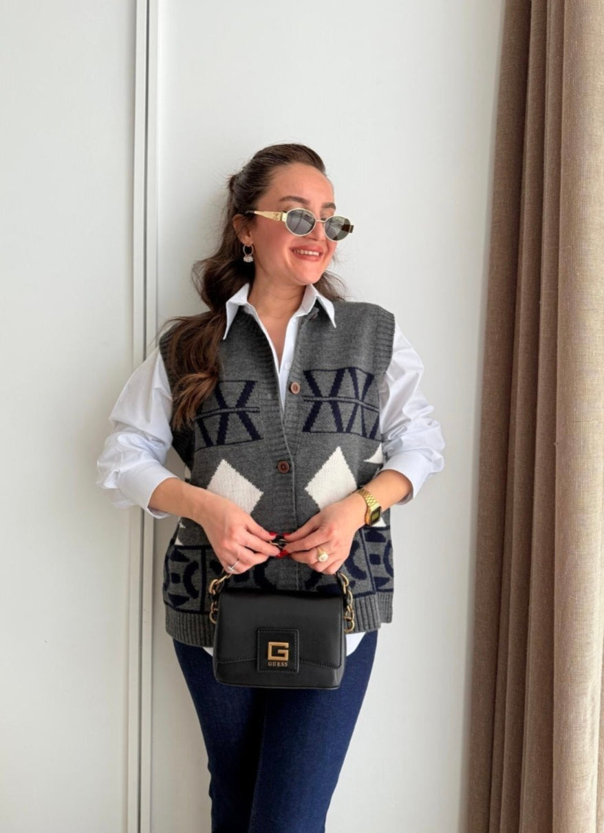 Sleeveless knitted with buttons (without shirt)