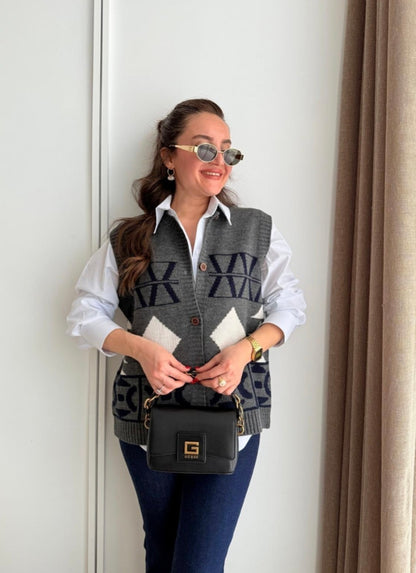 Sleeveless knitted with buttons (without shirt)