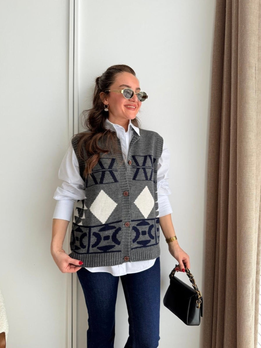 Sleeveless knitted with buttons (without shirt)