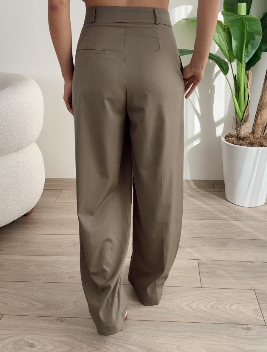 Wide leg pleated pants