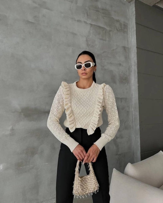 Knitted blouse with ruffle
