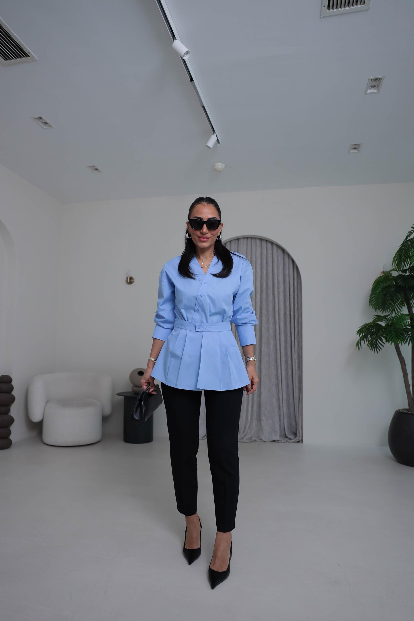 Two-piece shirt (wrappable like a skirt) in white poplin fabric with an elegant design