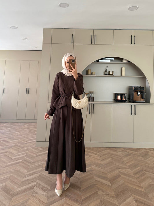 Arna Brooch Detail Pleated Skirt Set brown