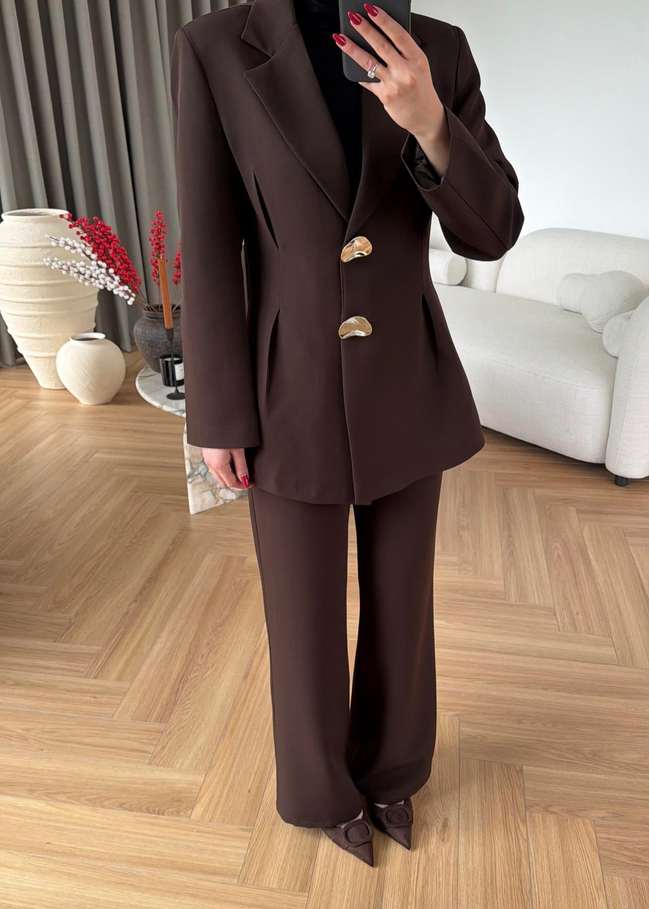 Large Buttoned, Waist-Fit Suit -  Dark Brown