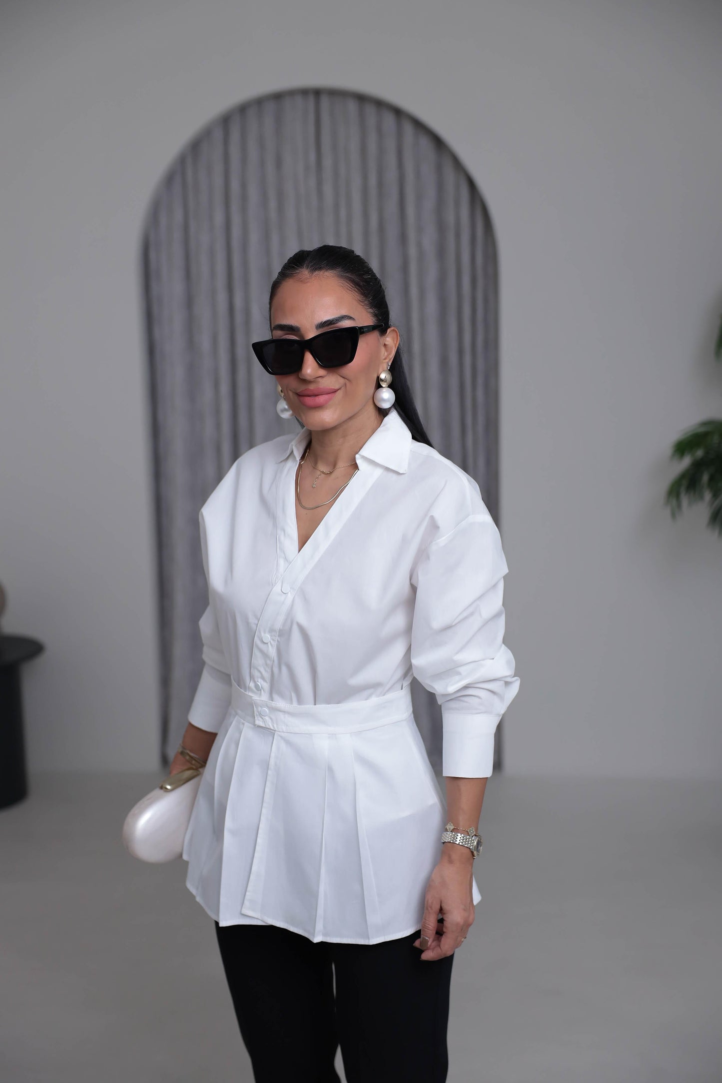 Two-piece shirt (wrappable like a skirt) in white poplin fabric with an elegant design