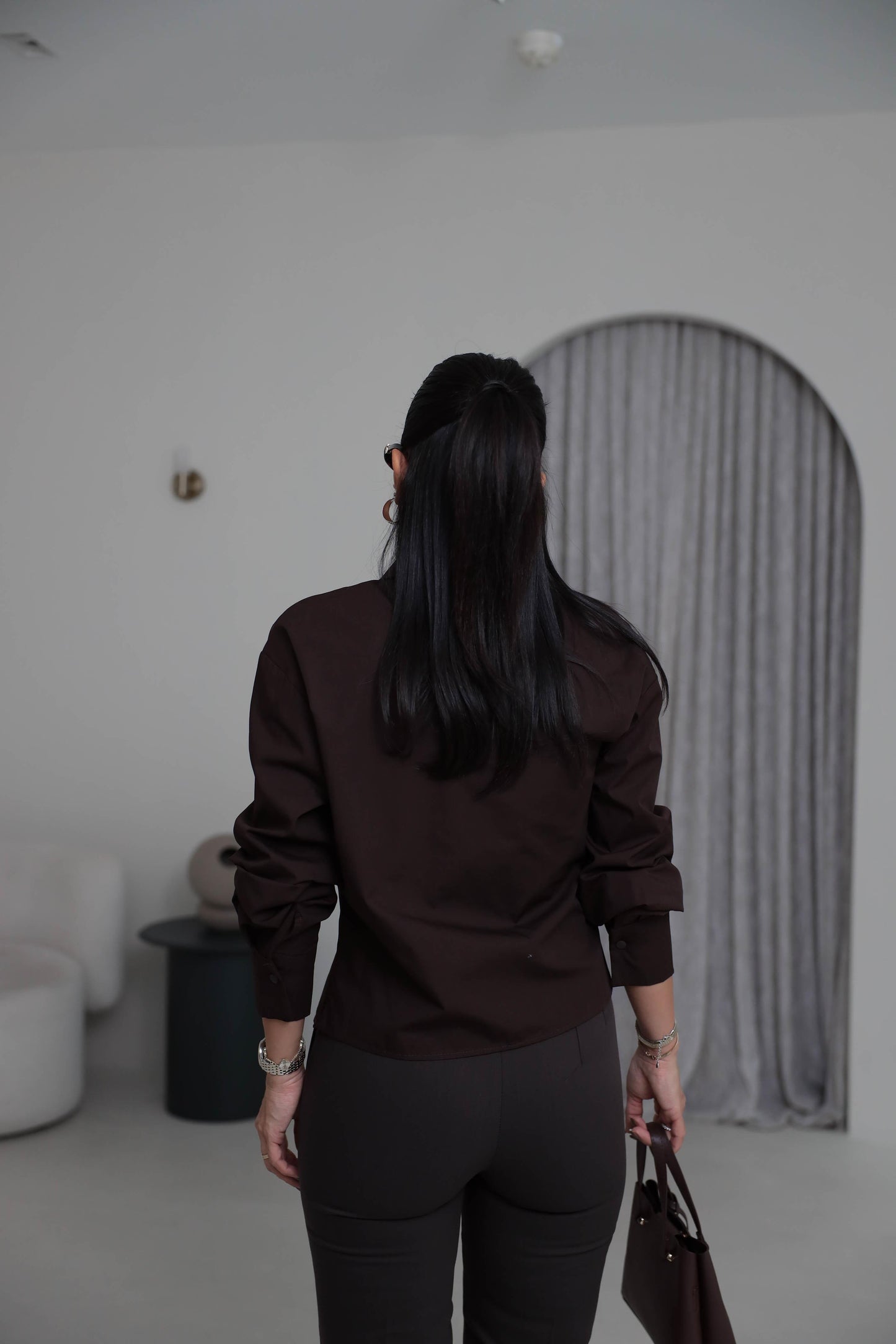 Two-piece shirt (wrappable like a skirt) in white poplin fabric with an elegant design