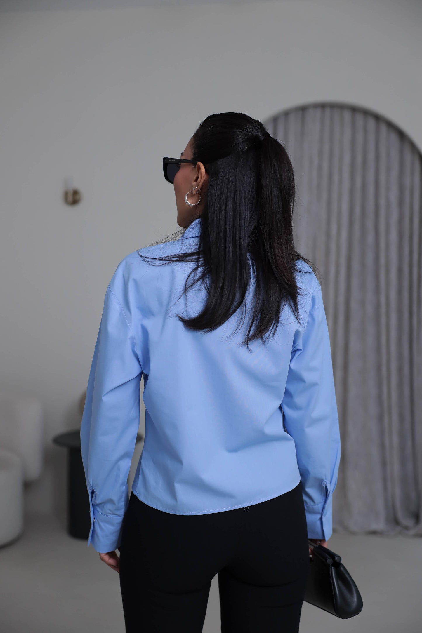 Two-piece shirt (wrappable like a skirt) in white poplin fabric with an elegant design