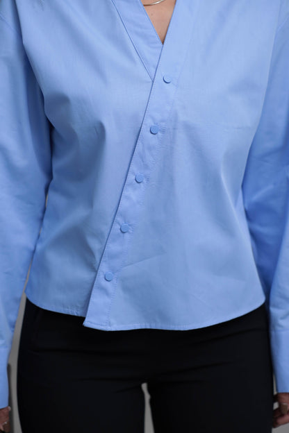 Two-piece shirt (wrappable like a skirt) in white poplin fabric with an elegant design