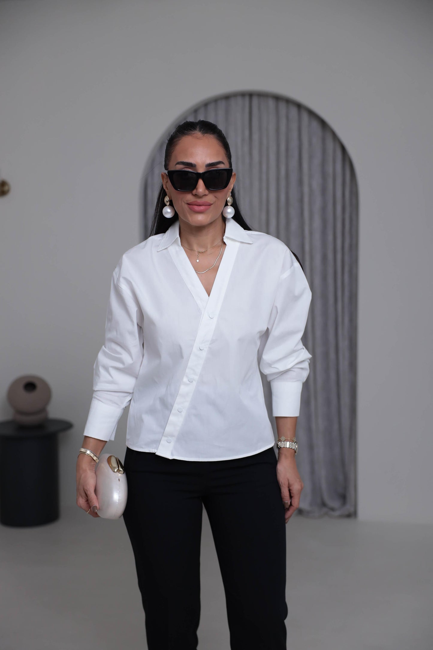 Two-piece shirt (wrappable like a skirt) in white poplin fabric with an elegant design