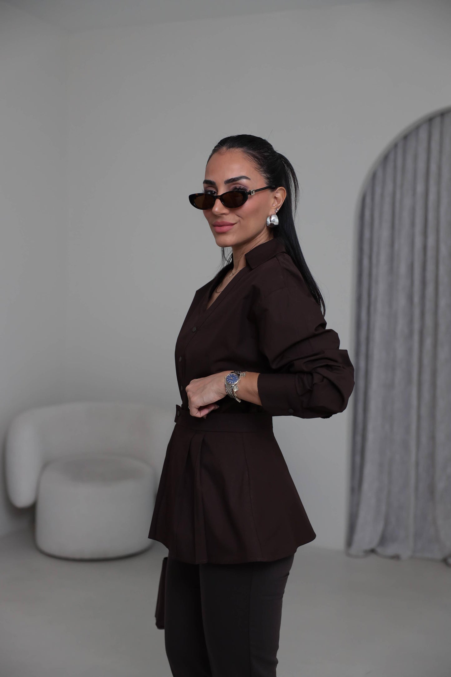 Two-piece shirt (wrappable like a skirt) in white poplin fabric with an elegant design