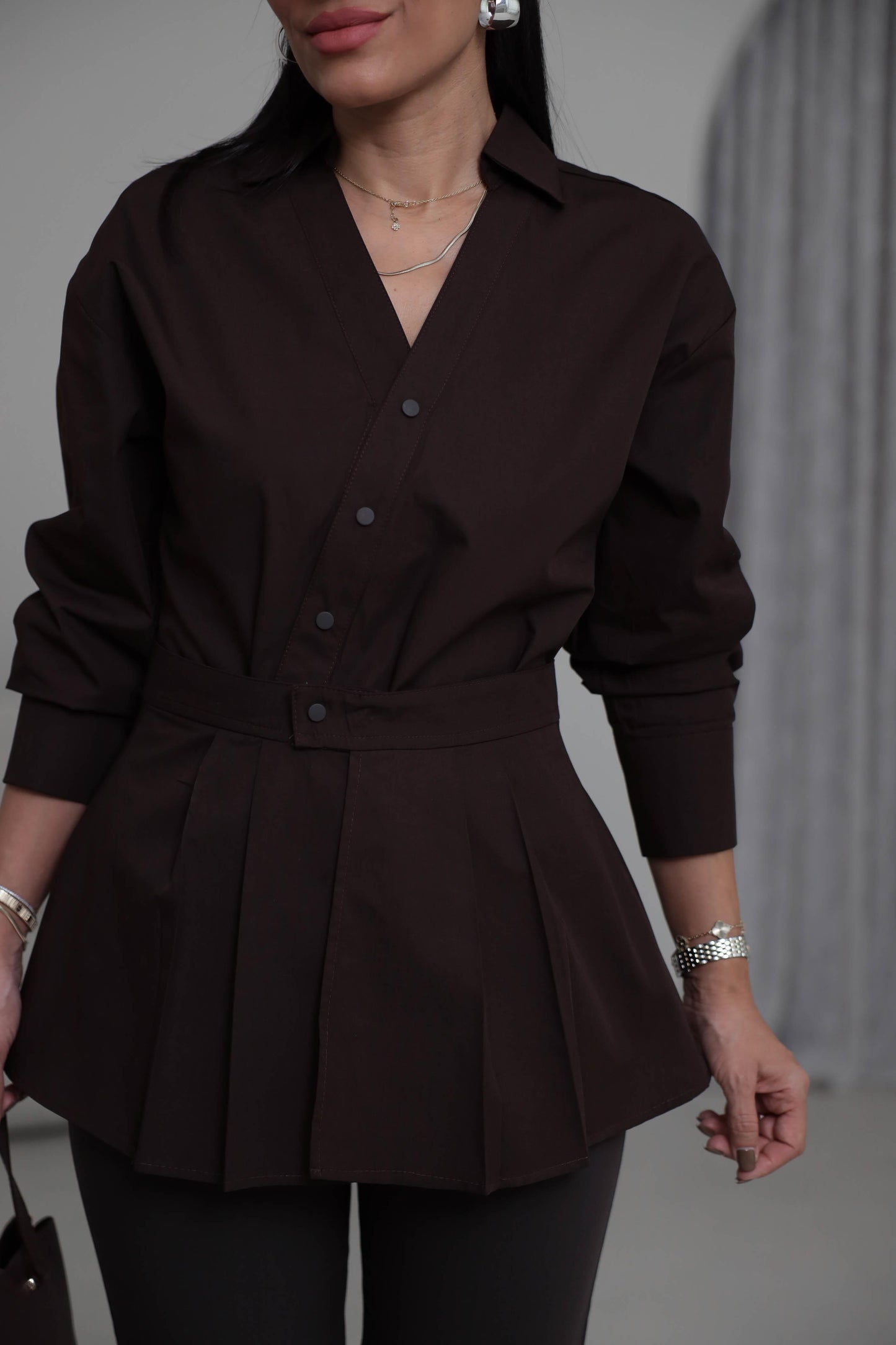 Two-piece shirt (wrappable like a skirt) in white poplin fabric with an elegant design