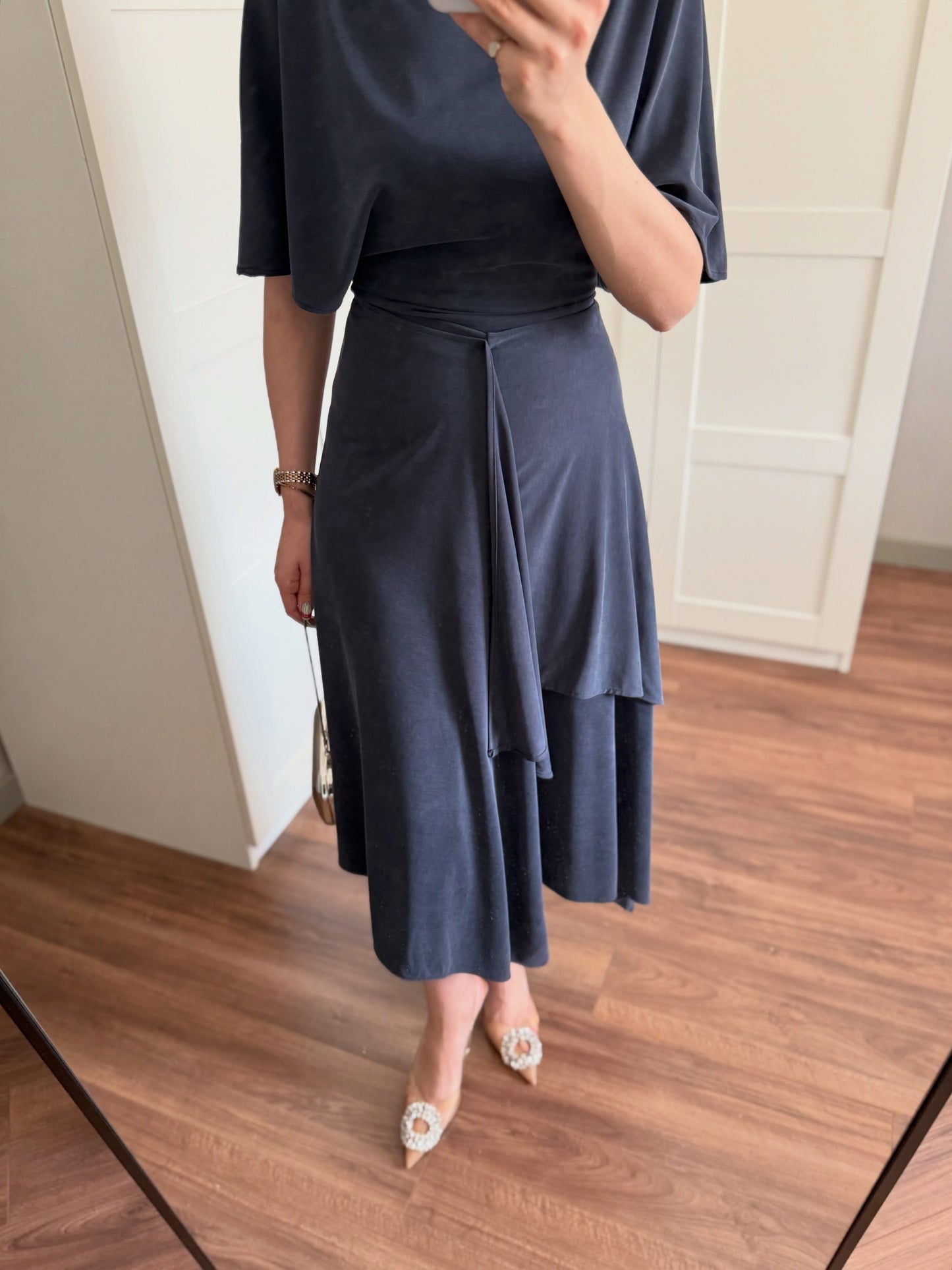 Zara model Loose-fitting top with crew neck  ,Flowing mid-waist midi skirt with an asymmetric hem.