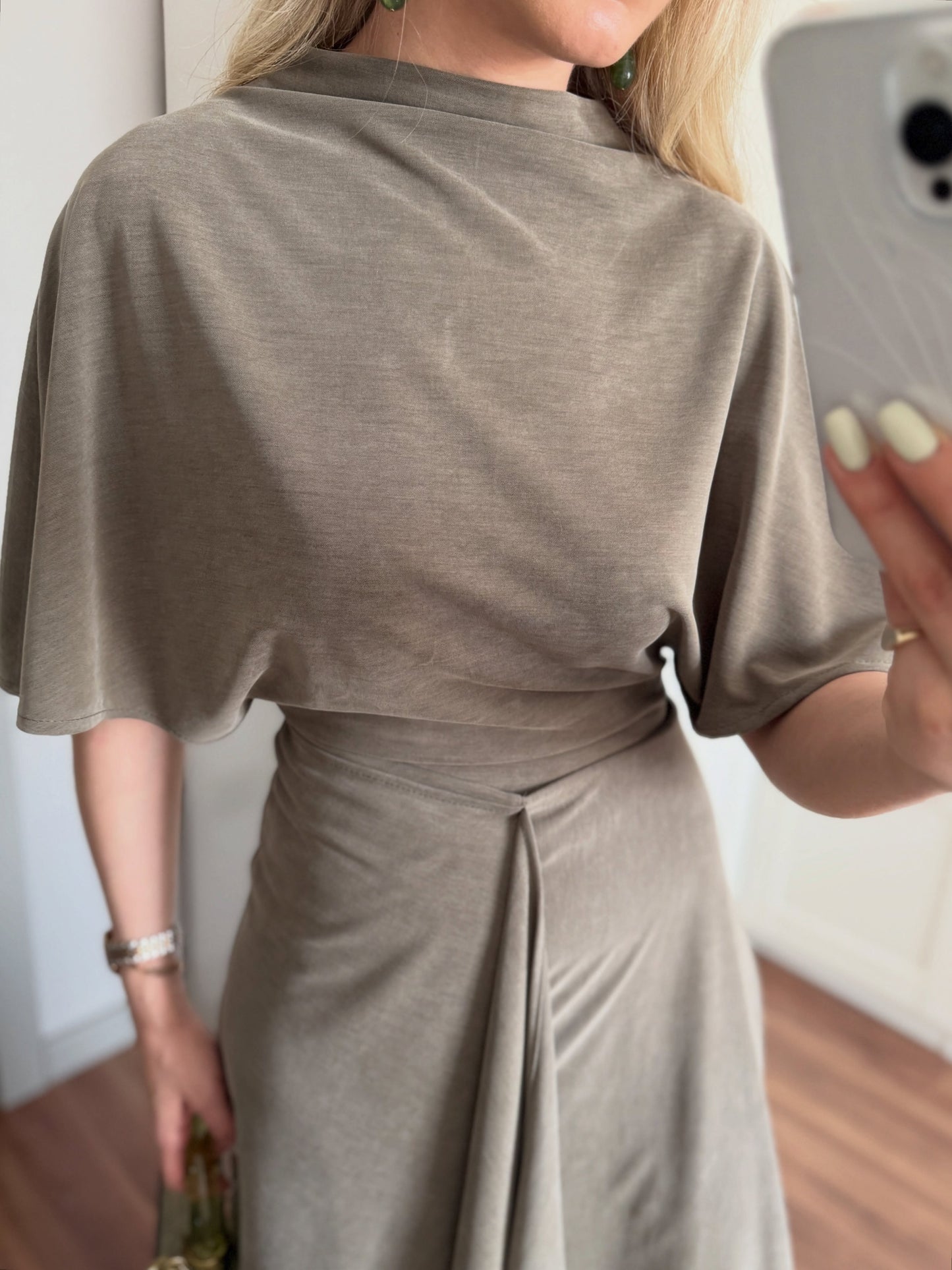Zara model Loose-fitting top with crew neck  ,Flowing mid-waist midi skirt with an asymmetric hem.
