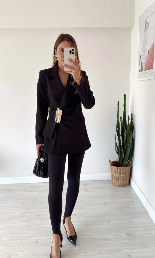 fitted waist a golden buckle detail double-breasted blazer  front fastening with a hidden snap button and tie - black