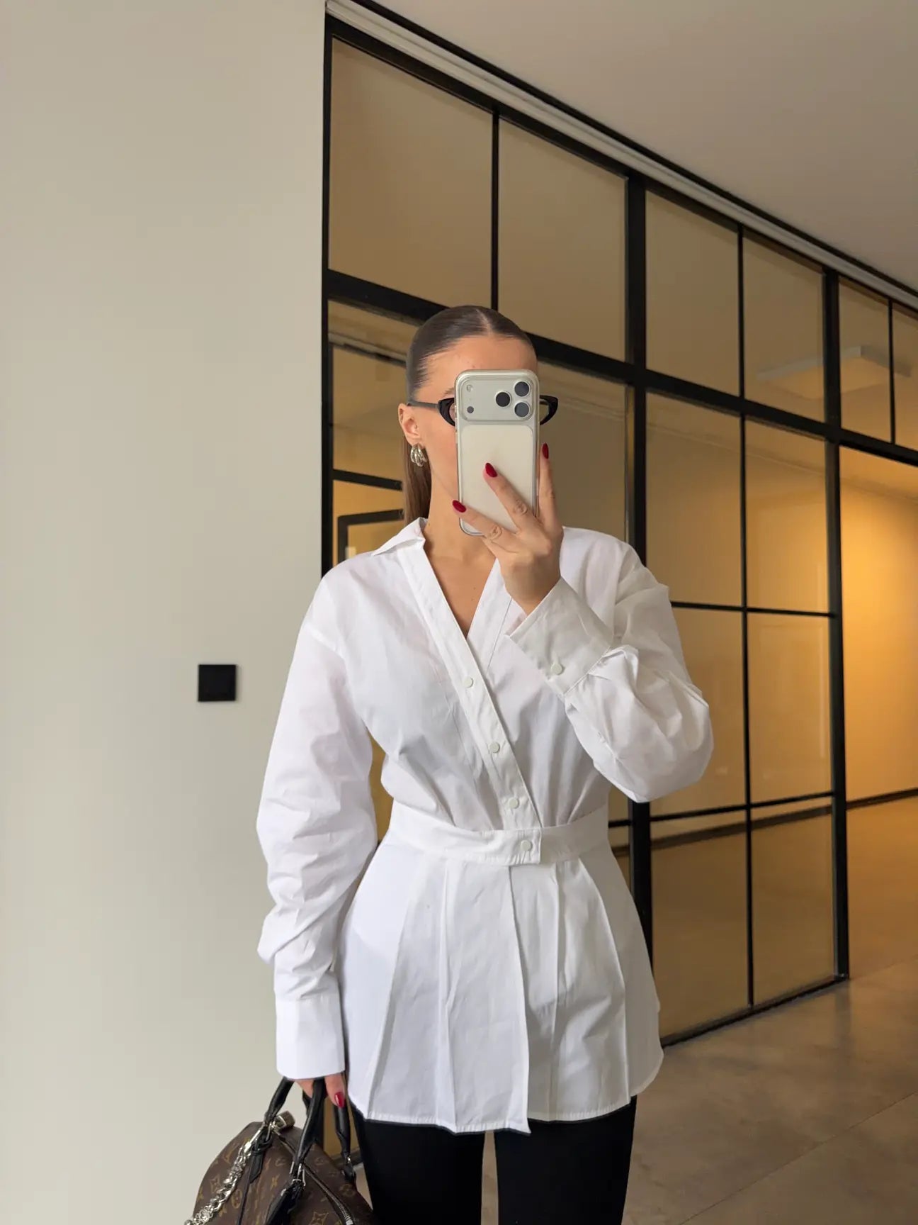 Two-piece shirt (wrappable like a skirt) in white poplin fabric with an elegant design