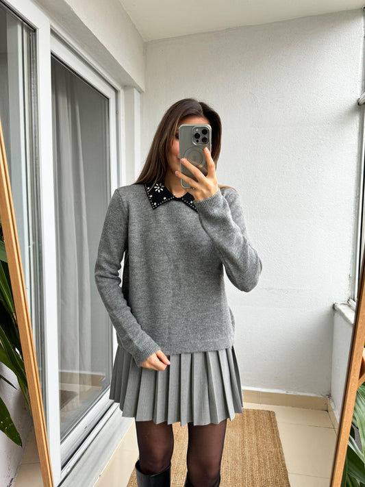 Knitted blouse with studded collar